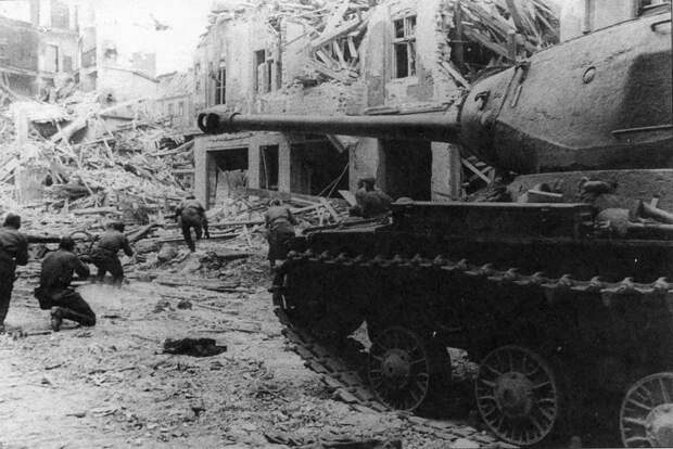 Танк ИС-2 Героя Советского Союза гвардии капитана Ф. А. Липаткина поддерживает пехоту в бою на берлинской улице bronetexnika.moy.su - Армия, которая умеет воевать | Военно-исторический портал Warspot.ru