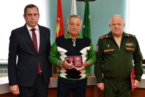 Мэр столицы Адыгеи передал госнаграды семьям погибших участников СВО