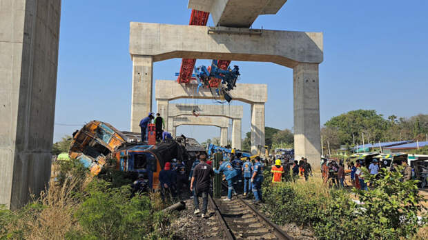 Поезд врезался в упавший на пути кран в Таиланде, погибло 22 человека, 55 пострадало