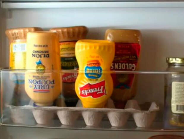 Бутылочки с кетчупами и соусами лучше хранить в перевернутом виде в коробке из-под яиц.