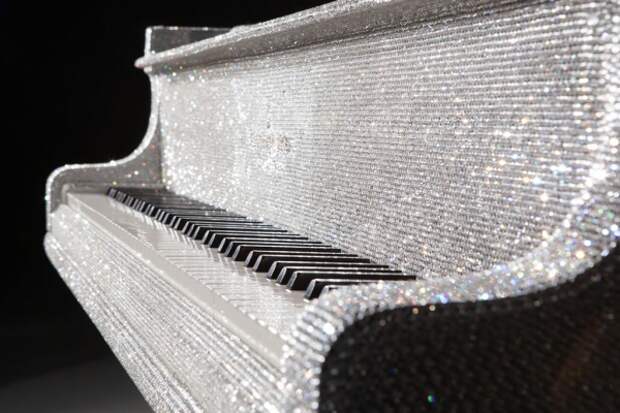 Некий шейх, пожелавший остаться неизвестным заказал рояль, инкрустированный почти полумиллионом кристаллов Swarovski. 
