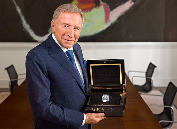 Лоренс Графф с самым большим бриллиантом огранки "изумруд" в истории
