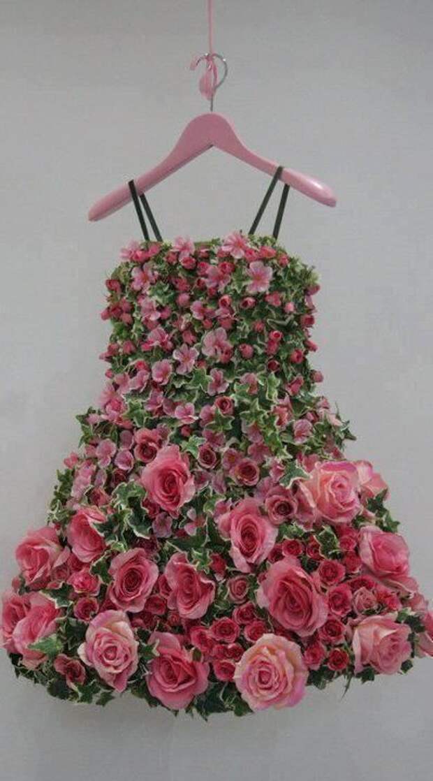 Искусственные цветы на платье