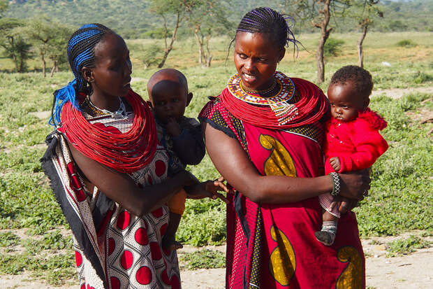 Самбуру. Они весьма схожи с масаями. Как мужчины, так и женщины используют в качестве одежды «канга» (кусок ткани). (Alfredo Miguel Romero)