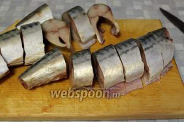 Нарезать поперечными кусочками, 2-3 см толщиной.
