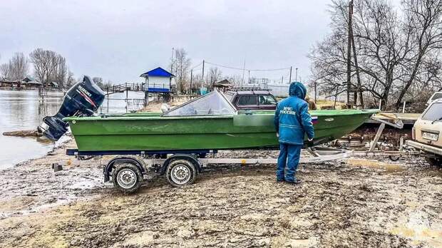 Астраханские спасатели забирают у рыбаков лодки