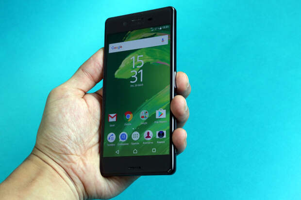 Sony Xperia X в руке