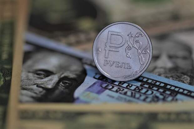 Курс доллара обновил годовой максимум и превысил 87 рублей