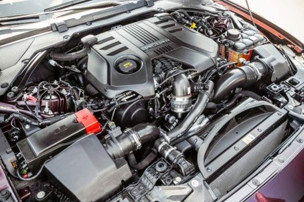 Всем моторам положен восьмиступенчатый автомат ZF: на машины с дизелем V6 либо компрессорным V6, а также на полноприводные ставится версия 8HP70, на остальные – более легкая и компактная 8HP45.