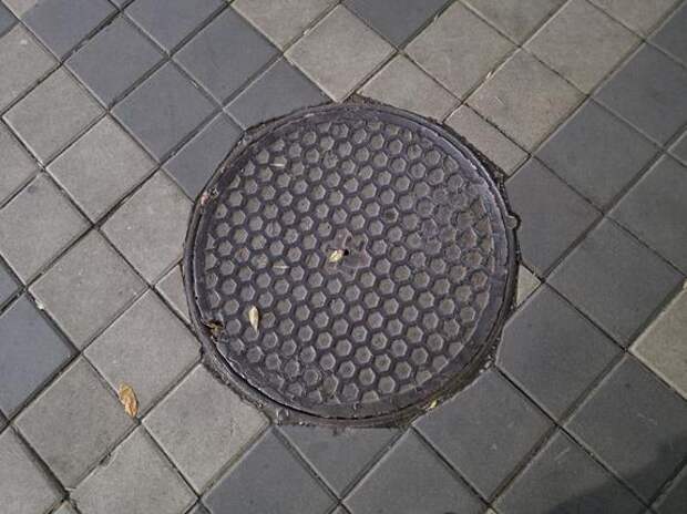 Вскрытые колодцы в Краснодаре закрыли после падения 10-летней девочки