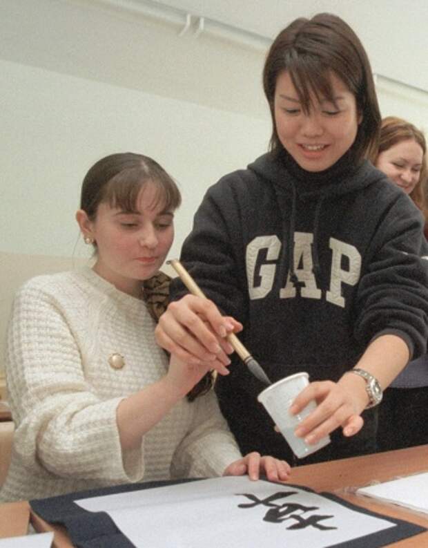 В 2011-2012 годах в России учились на очной форме обучения около 800 японских студентов . На фото: делегация студентов из Японии во Владивостоке 