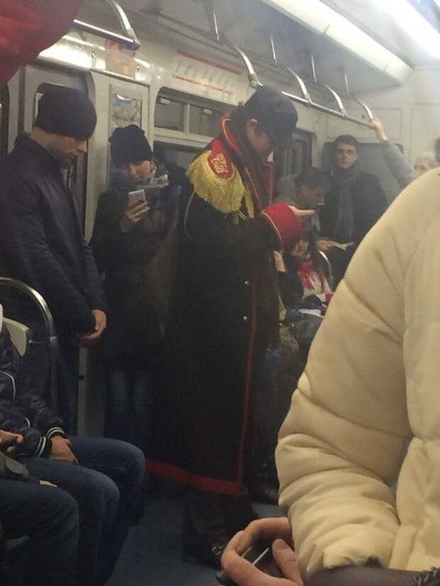 мода петербургского метро, мода метро, модники в транспорте, странные пассажиры метро 