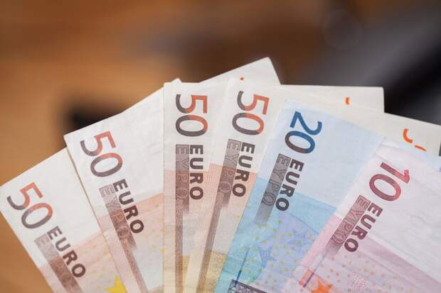 Евро упал в цене до 98,99 рубля