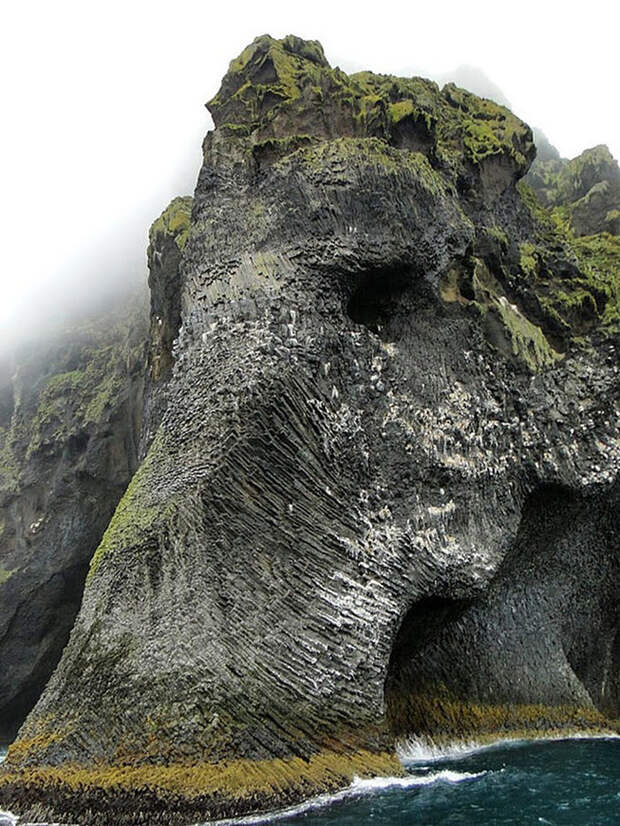 Ты не поверишь своим глазам, когда увидишь эту скалу, расположенную в Исландии!