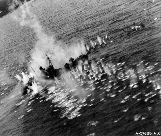 44. Канадские штурмовики «Бофайтер» (Bristol Beaufighter) 404-й эскадрильи канадских королевских ВВС (No 404 Squadron RCAF) атакуют немецкое транспортное судно у побережья в Северном море ВОВ 1941-1945, вмв, война