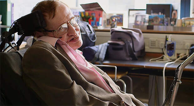 Кадр из клипа Стивена Хокинга на кавер-версию группы "Монти Пайтон"
