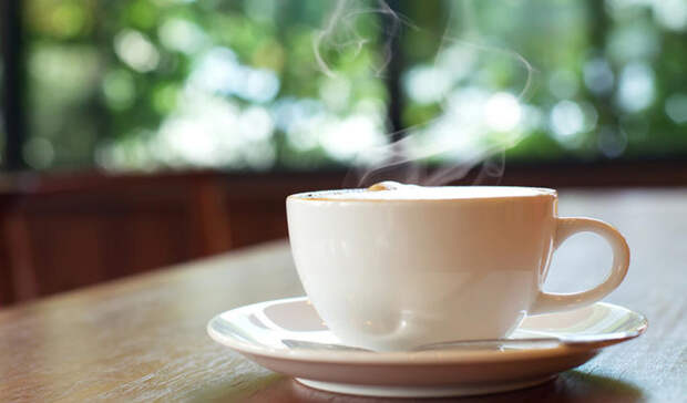 Утренний кофе Кофеин похож на теофиллин, рецептурный препарат, используемый для борьбы с астмой. Конечно, последний является более эффективным — но вы все еще можете чувствовать себя немного менее неприятно после утреннего крепкого кофе. К тому же, если ваша аллергия вызывает мигрень, кофеин может также облегчить головную боль.