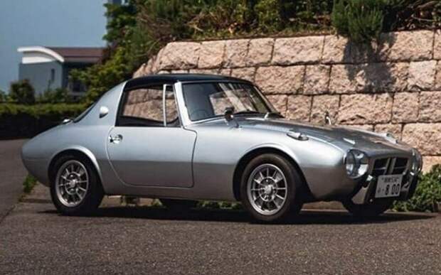Это был первый спортивный автомобиль Toyota, представленный в 1962 году. В то время Toyota была небольшой, неизвестной компанией, поэтому неудивительно, что продажи Sports 800 ограничивались небольшими сериями и азиатским рынком.  Миниатюрный двигатель автомобиля (800 куб. См) развивает смехотворные 45 л.с., но при этом автомобиль обладает высокими характеристиками, поскольку он чрезвычайно легкий и маневренный.  Его производство было остановлено в 1969 году, и было выпущено чуть более 3100 экземпляров.