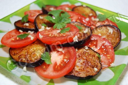 Закуска из баклажанов с помидорами и чесноком