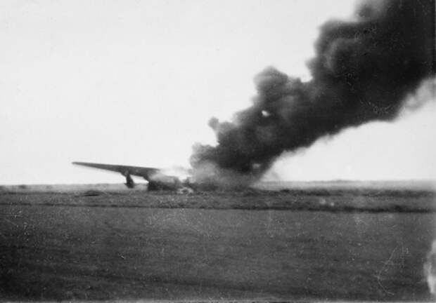 Горящий В-24 на аэродроме Брума. awm.gov.au - «Неистовые орлы» в стране кенгуру | Warspot.ru
