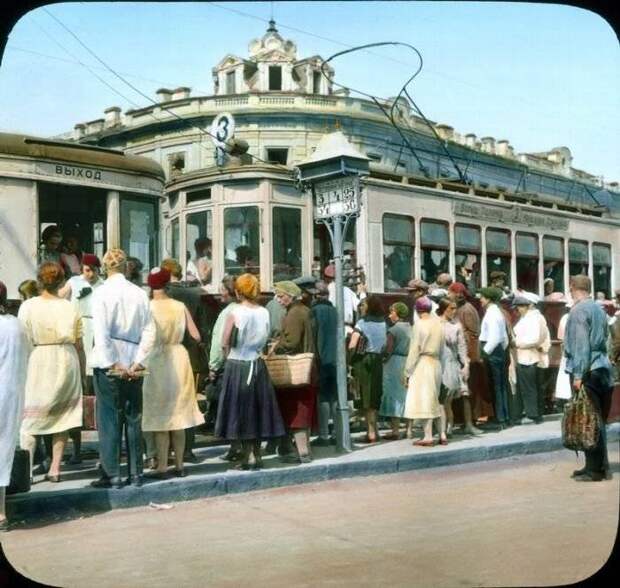 Редчайшие снимки Москвы 1931 года в цвете (77 фото)