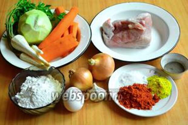Для приготовления венгерского супа нам понадобится лук, мясо, морковь, пастернак, кольраби, чеснок, соль, перец, паприка, овощная приправа (вегета). Для чипетке нужна мука, яйцо и соль.