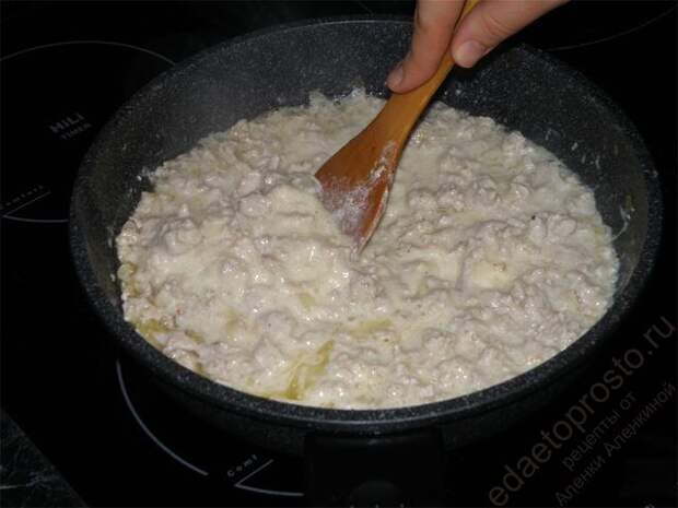 добавляем сыр плавленый. пошаговое фото этапа приготовления макарон сливочных