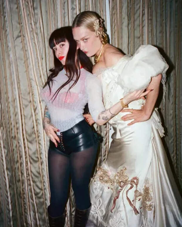 Дилара Финдикоглу и Хлоя Севиньи в Dilara Findikoglu