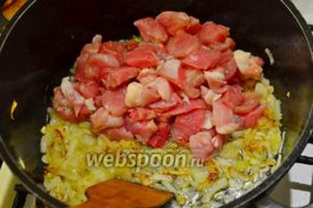 Добавить мясо, перемешать и жарить его до тех пор, пока кусочки мяса не поменяют полностью цвет.