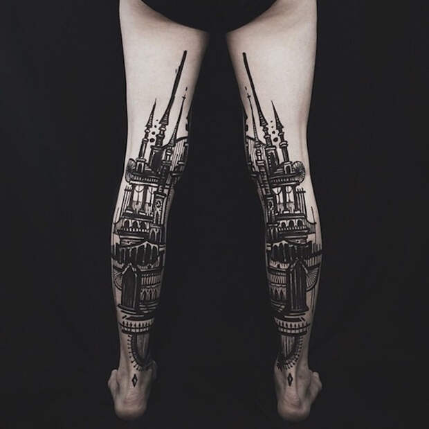 Обе татуировки на ногах составляют одну картину.