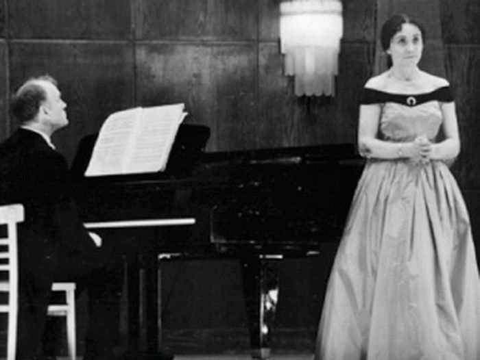 Святослав Рихтер аккомпанирует Нине Дорлиак. / Фото: www.classicalmusicnews.ru