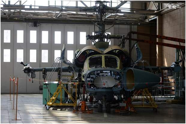 Строящийся на ПАО «Арсеньевская авиационная компания «Прогресс» имени Н. И. Сазыкина» для Египта боевой вертолет Ка-52, оснащенный оптико-электронной прицельной системой ОЭС-52. Арсеньев (Приморский край), 07.03.2017