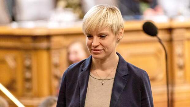 Уехавшая в РФ депутат от АдГ Петерсен выиграла выборы в Гамбурге