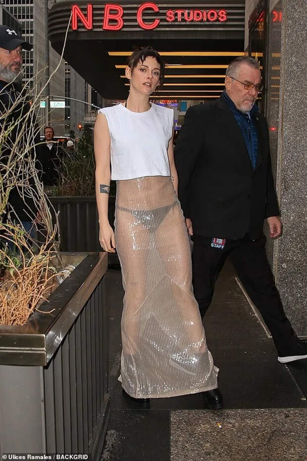 Кристен Стюарт засветила трусики на улице