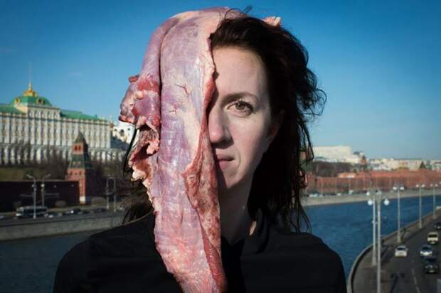 Украинка протестовала под Кремлем с куском мяса на голове Украинка протестовала под Кремлем с куском мяса на голове