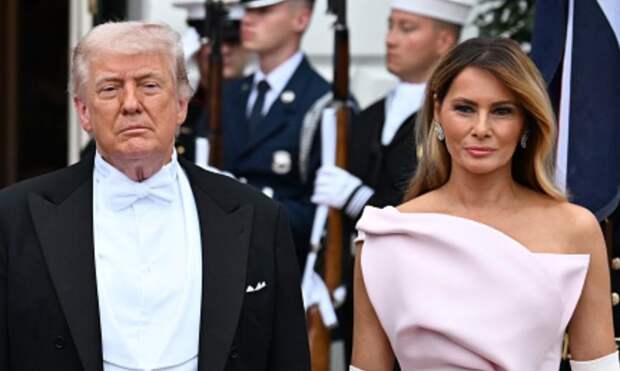 В платье цвета клубничного йогурта и белых перчатках: Мелания Трамп на банкете в Белом доме