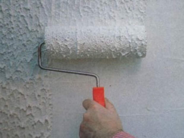 Как наносить жидкие обои на стены и потолок