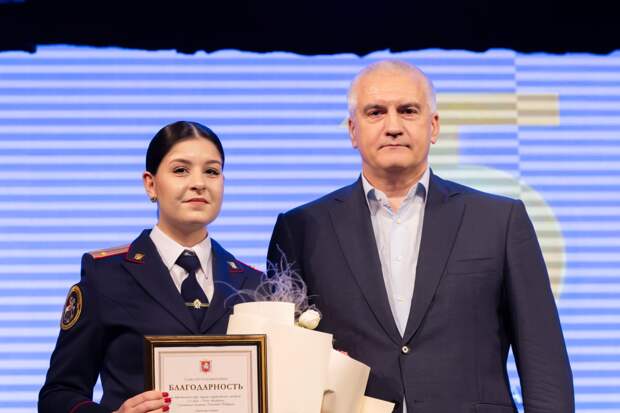 Аксёнов поздравил сотрудников Следкома с профессиональным праздником