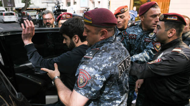 В Ереване задержали более 100 участников акции протеста, требовавших отставки Пашиняна