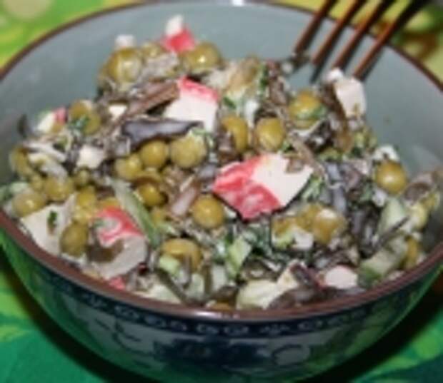 Салат из морской капусты с зеленым горошком, плавленым сыром и крабовыми палочками