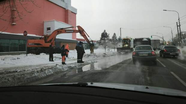 Ремонт водопровода на проспекте Строителей в Барнауле продлится до утра 20 января