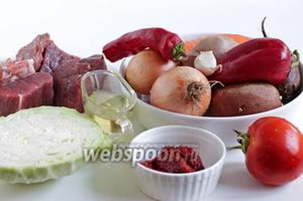 Для приготовления борща, на кастрюлю 3 литра, нам понадобятся такие продукты: говяжье мясо, лучше на косточке конечно (у меня была мякоть и маленькая сахарная косточка), капуста белокочанная, лук репчатый (обычно большую часть я беру для зажарки, а меньшую луковичку добавляю сразу в бульон), сладкий перец, свёкла, картошка (беру всего 2 штуки), острый перец, морковь, масло растительное, приправа для мяса, томатная паста (от её качества очень зависит вкус борща), чеснок (1-2 зубчика, в зависимости от размера), свежий помидор (красиво, когда в порции борща попадаются кусочки помидора, да и вкус они свой дают), сахар, соль.