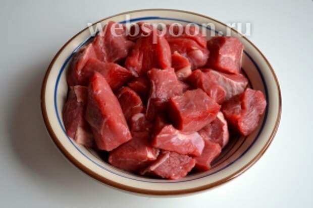 Мясо нарезать кусочками шириной 3 см. Говяжий бульон разогреть в небольшой кастрюльке.