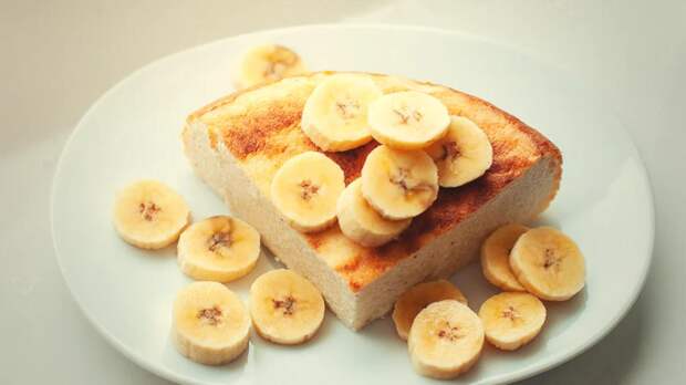 Творожная запеканка с бананом: легкий рецепт на завтрак