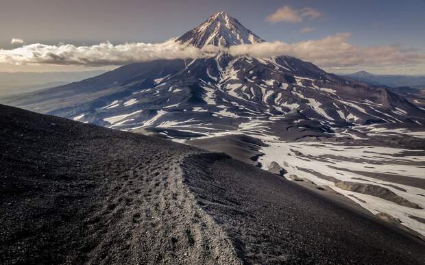 На Камчатке вулкан Карымский выбросил пепел на высоту до 3,5 км