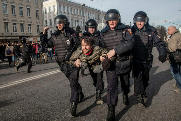 Может, говоря о вдохновенных лицах, Макфол имел в виду ОМОН?
