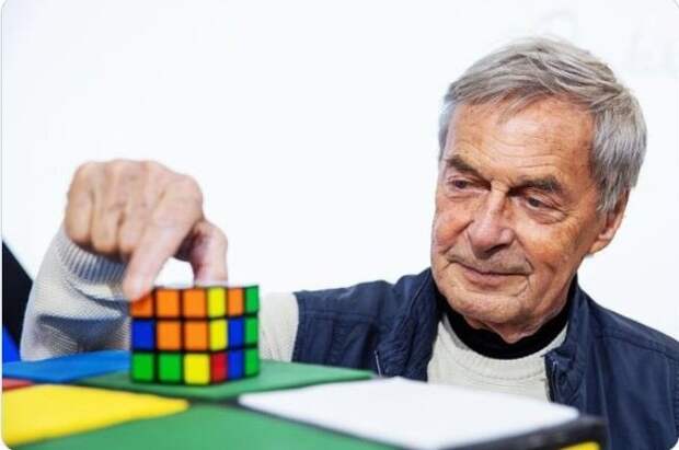 23. Создателя кубика Рубика звали Эрнё Рубик. Он был венгерским изобретателем, скульптором и профессором архитектуры