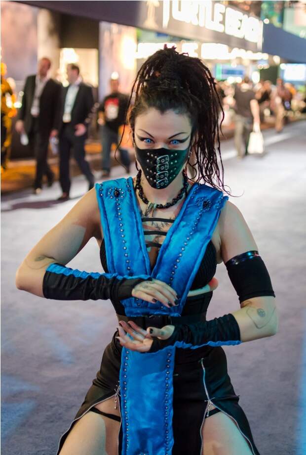 фото девушки на играющей саб-зиро