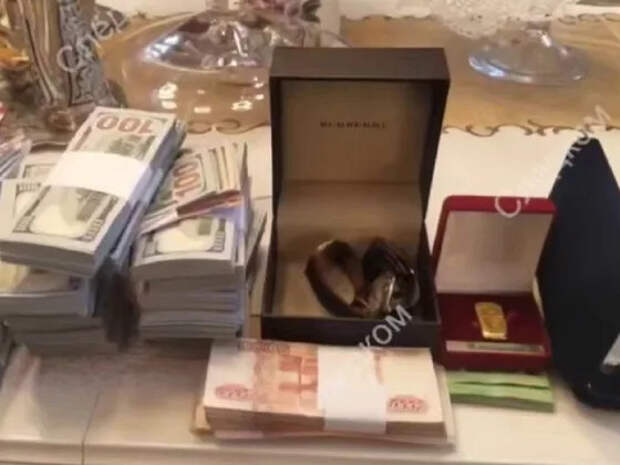 Спорткары и золотые слитки: силовики обыскали дом крупнейшего бизнесмена Сибири