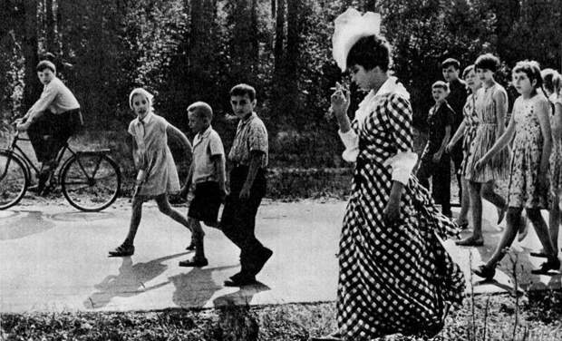 Татьяна Самойлова на прогулке в перерыве между съёмок "Анны Карениной", окружённая толпой зевак младшего и среднего школьного возраста